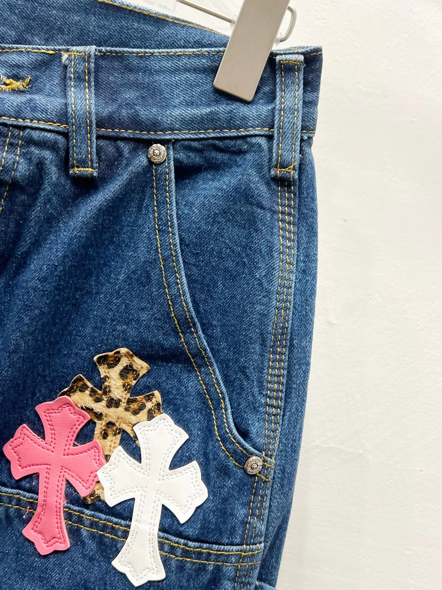 P260 Style No.: (c010) Chrome Hearts 1of1 🇲🇾Malaysian Exclusive｜Chrome Hearts Leopard Print Limited Overalls Styles with different washed textures, very friendly to people with thin legs and thick legs. The straight version is very flattering to the leg shape. Moderate length that never goes out of style, easy to match with casually, basic styling for various styles, a must-have in the wardrobe! The fabric is stiff but also makes the upper body soft without losing texture. The washing process is even more perfect. It is a must-have item for everyone! ! ! Washed wheat, hang tag, pants label, three labels complete Size: 28-30-32-34-36 Color: blue